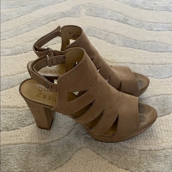 Naturalizer Etta Oatmeal colored sz 8 heel - Picture 2 of 3